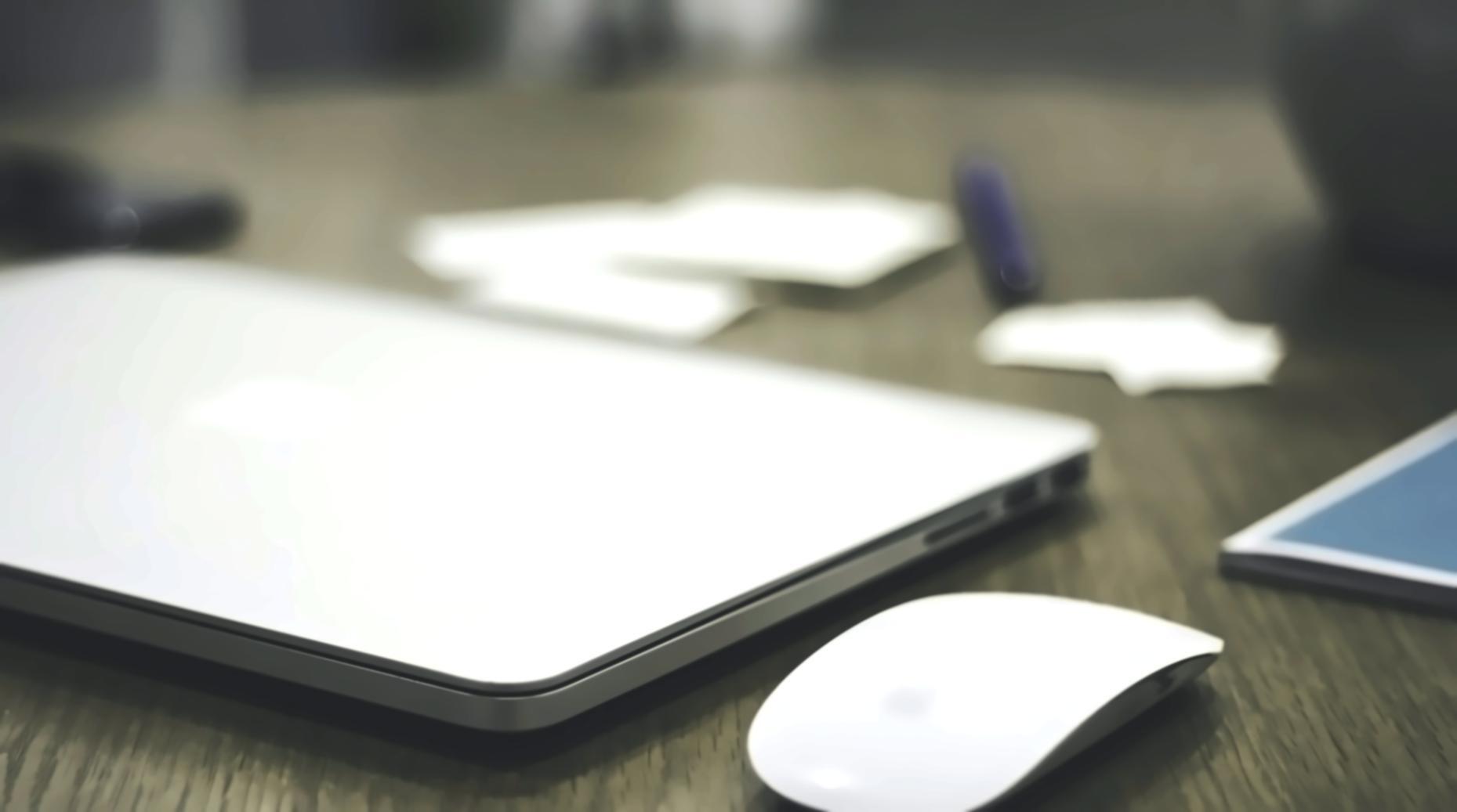 Geschäftsteam bei der Analyse von Finanzberichten und Kennzahlen