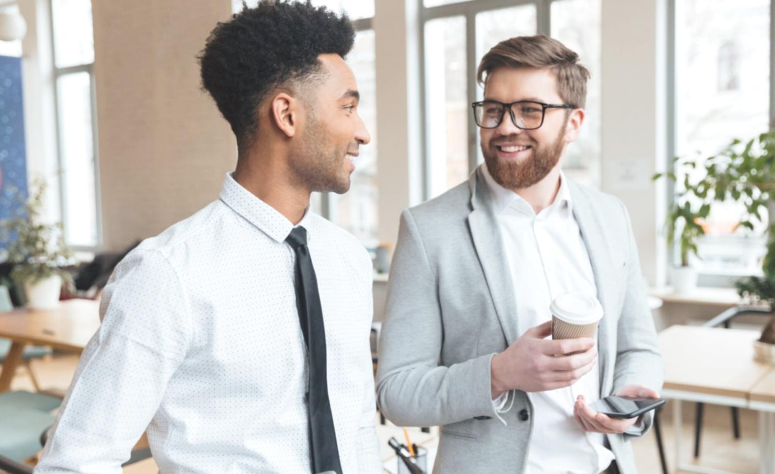 Professionelles Seminar mit Teilnehmern in modernem Schulungsraum